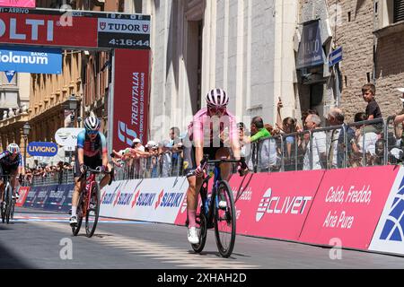 Chieti, Italie. 12 juillet 2024. ELISA Longo Borghini d'Italie et Lidl Trek Team avec maillot de leader rose vus lors de l'étape 6 du Giro d'Italia Women 2024 au Corso Marrucino. Crédit : SOPA images Limited/Alamy Live News Banque D'Images