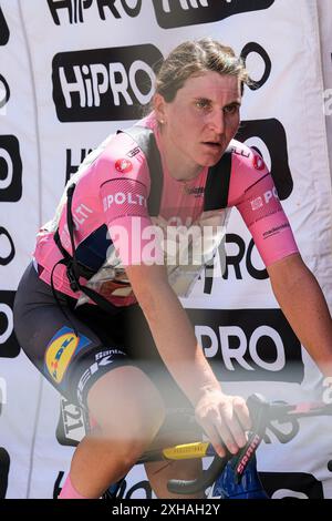 Chieti, Italie. 12 juillet 2024. ELISA Longo Borghini d'Italie et Lidl Trek Team avec maillot de leader rose vus lors de l'étape 6 du Giro d'Italia Women 2024 au Corso Marrucino. Crédit : SOPA images Limited/Alamy Live News Banque D'Images