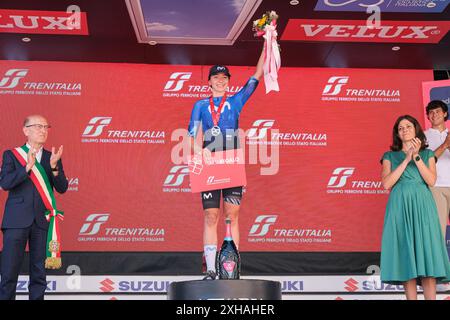 Chieti, Italie. 12 juillet 2024. Liane Lippert d'Allemagne et Movistar Team sur le podium célèbrent la victoire de l'étape 6 du Giro d'Italia Women 2024 au Corso Marrucino. (Photo par Elena Vizzoca/SOPA images/SIPA USA) crédit : SIPA USA/Alamy Live News Banque D'Images