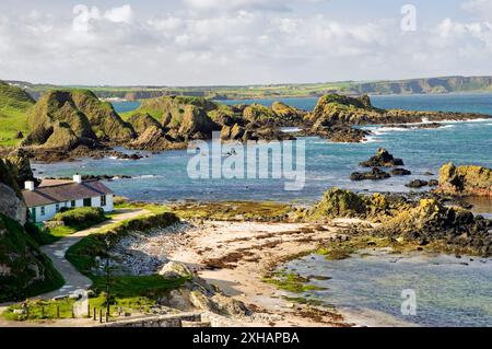 La plage de Ballintoy Harbour à White Park Bay entre Bushmills et Ballycastle sur la route côtière du comté d'Antrim, Irlande du Nord Banque D'Images