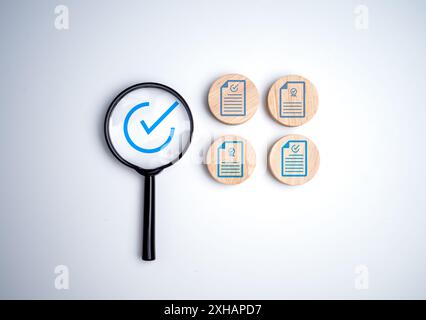 Icône de document qui imprime l'écran sur une planche circulaire en bois pour préparer, vérifier et approuver le document, l'assurance qualité et le concept de garantie ISO, document Banque D'Images