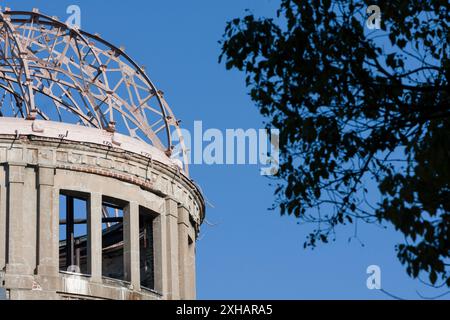 Hiroshima, Japon. 08 janvier 2010. Le dôme de la bombe atomique parmi les arbres d'hiver à Hiroshima. À l'origine, la salle commerciale préfectorale d'Hiroshima le dôme de la bombe atomique tel qu'il est maintenant connu est devenu un monument emblématique car il a été l'une des rares structures à rester debout après le bombardement atomique d'Hiroshima le 6 août 1945. Déclaré site du patrimoine mondial de l'UNESCO en décembre 1996. (Photo Damon Coulter/SOPA images/SIPA USA) crédit : Sipa USA/Alamy Live News Banque D'Images