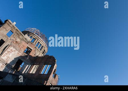 Hiroshima, Japon. 08 janvier 2010. Le dôme de la bombe atomique Hiroshima, à l'origine le hall commercial de la préfecture d'Hiroshima le dôme de la bombe atomique tel qu'il est maintenant connu est devenu un monument emblématique car il était l'une des rares structures à rester debout après le bombardement atomique d'Hiroshima le 6 août 1945. Déclaré site du patrimoine mondial de l'UNESCO en décembre 1996. (Photo Damon Coulter/SOPA images/SIPA USA) crédit : Sipa USA/Alamy Live News Banque D'Images