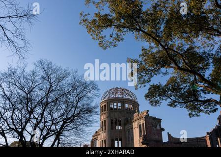 Hiroshima, Japon. 08 janvier 2010. Le dôme de la bombe atomique parmi les arbres d'hiver à Hiroshima. À l'origine, la salle commerciale préfectorale d'Hiroshima le dôme de la bombe atomique tel qu'il est maintenant connu est devenu un monument emblématique car il a été l'une des rares structures à rester debout après le bombardement atomique d'Hiroshima le 6 août 1945. Déclaré site du patrimoine mondial de l'UNESCO en décembre 1996. (Photo Damon Coulter/SOPA images/SIPA USA) crédit : Sipa USA/Alamy Live News Banque D'Images