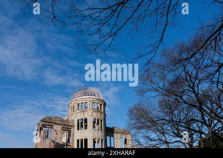 Hiroshima, Japon. 08 janvier 2010. Le dôme de la bombe atomique parmi les arbres d'hiver à Hiroshima. À l'origine, la salle commerciale préfectorale d'Hiroshima le dôme de la bombe atomique tel qu'il est maintenant connu est devenu un monument emblématique car il a été l'une des rares structures à rester debout après le bombardement atomique d'Hiroshima le 6 août 1945. Déclaré site du patrimoine mondial de l'UNESCO en décembre 1996. (Photo Damon Coulter/SOPA images/SIPA USA) crédit : Sipa USA/Alamy Live News Banque D'Images