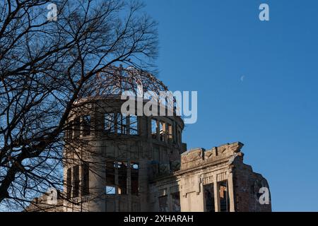 Hiroshima, Japon. 08 janvier 2010. Le dôme de la bombe atomique parmi les arbres d'hiver à Hiroshima. À l'origine, la salle commerciale préfectorale d'Hiroshima le dôme de la bombe atomique tel qu'il est maintenant connu est devenu un monument emblématique car il a été l'une des rares structures à rester debout après le bombardement atomique d'Hiroshima le 6 août 1945. Déclaré site du patrimoine mondial de l'UNESCO en décembre 1996. (Photo Damon Coulter/SOPA images/SIPA USA) crédit : Sipa USA/Alamy Live News Banque D'Images