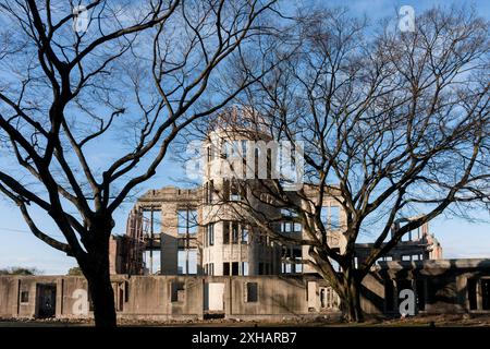 Hiroshima, Japon. 08 janvier 2010. Le dôme de la bombe atomique parmi les arbres d'hiver à Hiroshima. À l'origine, la salle commerciale préfectorale d'Hiroshima le dôme de la bombe atomique tel qu'il est maintenant connu est devenu un monument emblématique car il a été l'une des rares structures à rester debout après le bombardement atomique d'Hiroshima le 6 août 1945. Déclaré site du patrimoine mondial de l'UNESCO en décembre 1996. (Photo Damon Coulter/SOPA images/SIPA USA) crédit : Sipa USA/Alamy Live News Banque D'Images