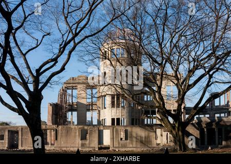 Hiroshima, Japon. 08 janvier 2010. Le dôme de la bombe atomique parmi les arbres d'hiver à Hiroshima. À l'origine, la salle commerciale préfectorale d'Hiroshima le dôme de la bombe atomique tel qu'il est maintenant connu est devenu un monument emblématique car il a été l'une des rares structures à rester debout après le bombardement atomique d'Hiroshima le 6 août 1945. Déclaré site du patrimoine mondial de l'UNESCO en décembre 1996. (Photo Damon Coulter/SOPA images/SIPA USA) crédit : Sipa USA/Alamy Live News Banque D'Images