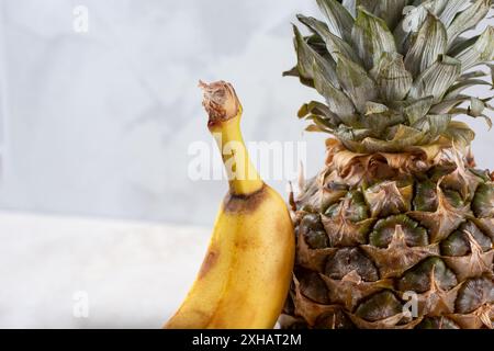 Une vue de la peau d'une banane et d'un ananas, sur le côté droit du cadre. Banque D'Images