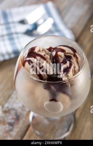 Une vue rapprochée d'un verre de glace au chocolat, avec sirop de chocolat. Banque D'Images