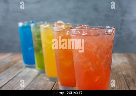 Une vue de plusieurs boissons froides glacées avec un motif arc-en-ciel. Banque D'Images