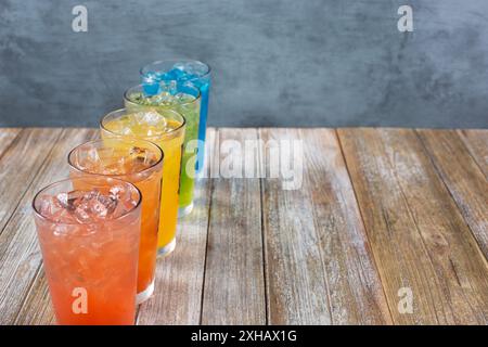 Une vue de plusieurs boissons froides glacées avec un motif arc-en-ciel, sur le côté gauche du cadre. Banque D'Images