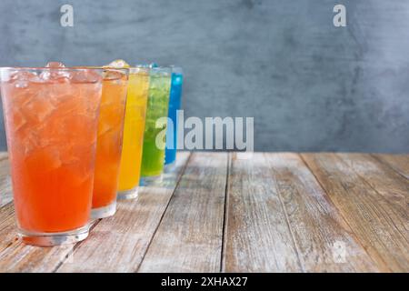 Une vue de plusieurs boissons froides glacées avec un motif arc-en-ciel, sur le côté gauche du cadre. Banque D'Images