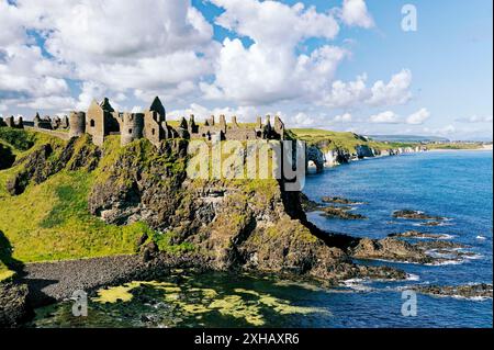 Le Château de Dunluce, ruine médiévale entre Portrush et sur la côte nord d'Antrim Bushmills Road, comté d'Antrim, en Irlande du Nord Banque D'Images