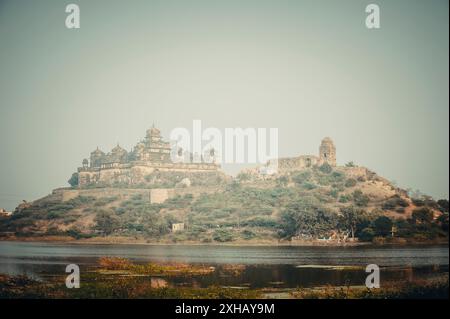 Vue sur le palais de Datia. Aussi connu sous le nom de Bir Singh Palace ou Bir Singh Dev Palace. Datia. Madhya Pradesh, Inde, Asie. Banque D'Images