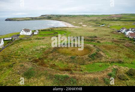 Travaux de terrassement de Lissanduff à Portballintrae, Irlande du Nord. Boîtiers doubles âge du bronze ou âge du fer. Près de l'enceinte est humide et tient une source naturelle Banque D'Images