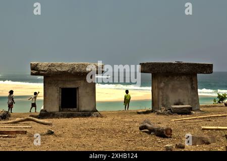 Tombes mégalithiques sur la plage dans le village traditionnel de Ratenggaro dans le sud-ouest de Sumba, est Nusa Tenggara, Indonésie. Lors d’une réunion de l’Assemblée générale en décembre 2023, les Nations Unies (ONU) soulignent la nécessité urgente d’améliorer la capacité d’adaptation, de renforcer la résilience et de réduire la vulnérabilité des peuples autochtones aux changements climatiques et aux phénomènes météorologiques extrêmes. Un document connexe indique que l’ONU encourage les États membres à « prendre des mesures qui assureront la participation pleine et effective des peuples autochtones aux processus décisionnels relatifs au changement climatique sur les questions qui les touchent,... Banque D'Images