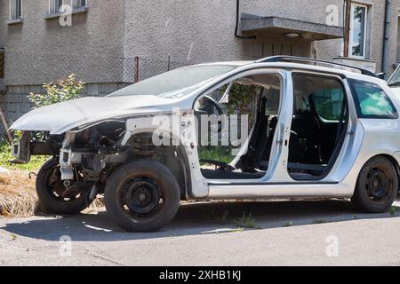 Voiture démembrée sur la rue de campagne gros plan le jour ensoleillé Banque D'Images