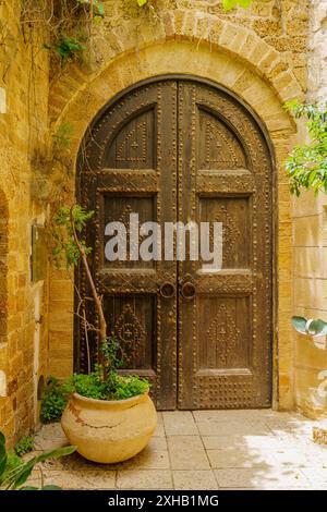Vue d'une porte typique, dans une ruelle de la vieille ville de Jaffa, qui fait maintenant partie de tel-Aviv-Yafo, Israël Banque D'Images