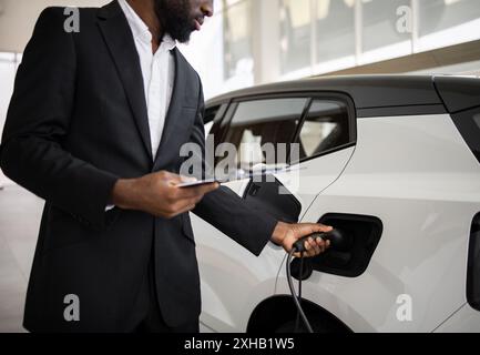 Le concessionnaire vend des VUS électriques dans la salle d'exposition des concessionnaires automobiles Banque D'Images