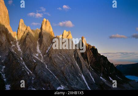 Les sommets de montagne dans la lumière de l'heure d'or de la dernière soirée, vu de Cerro Torre dans le parc national Los Glaciares, Patagonie, province de Santa Cruz, Argentine, Amérique du Sud. Décembre 1992. Banque D'Images