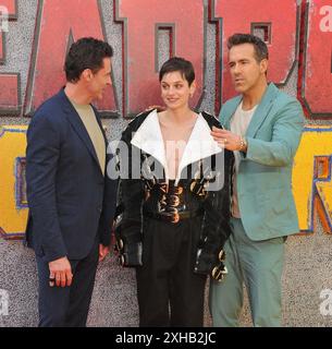 Hugh Jackman, Emma Corrin et Ryan Reynolds à l'avant-première VIP 'Deadpool & Wolverine', Hammersmith (Eventim) Apollo, Queen Caroline Street, Banque D'Images