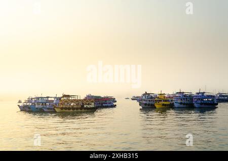 Bateaux dans le port de Mumbai près de Gateway of India au coucher du soleil, Mumbai, Maharashtra, Inde Banque D'Images