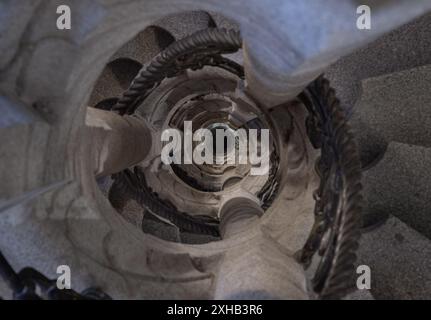 Munich, Allemagne - 21 décembre 2023 - vue supérieure de l'ancien escalier en colimaçon en pierre avec garde-corps en fer à l'intérieur des structures en colonne. Décoration d'échelle interio Banque D'Images