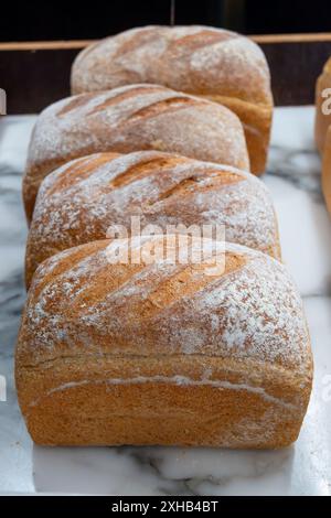 Pain bio hypoallergénique sans gluten fraîchement cuit dans une boulangerie bio à Londres, Royaume-Uni, gros plan Banque D'Images