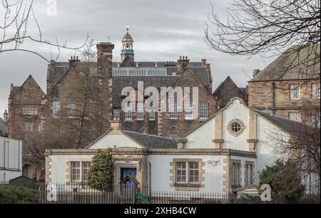 Édimbourg, Écosse - 19 janvier 2024 - Old Scottish Building avec Broughton Primary en arrière-plan dans la communauté de Broughton à Édimbourg, Écosse. SPAC Banque D'Images