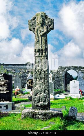 Haut cross celtique chrétien précoce. Face est de la Doorty Cross dans le village de Kilfenora, comté de Clare, Irlande Banque D'Images