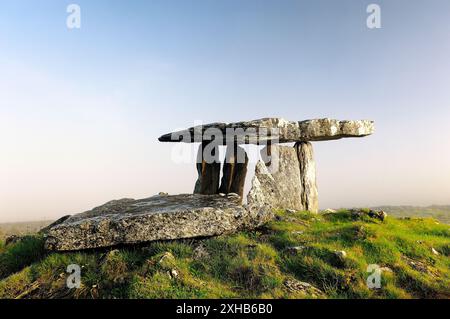 L'Âge de pierre préhistoriques de Poulnabrone dolmen tombe sur le plateau calcaire du Burren près de falaises de Moher, comté de Clare, Irlande Banque D'Images