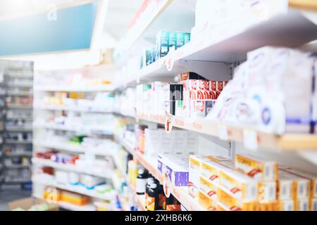 Pharmacie, médecine et boîte avec magasin de dispensaire, étagère et pilules de soins sur ordonnance. Médical, magasin de détail et approvisionnement de santé de suppléments de soins de santé Banque D'Images