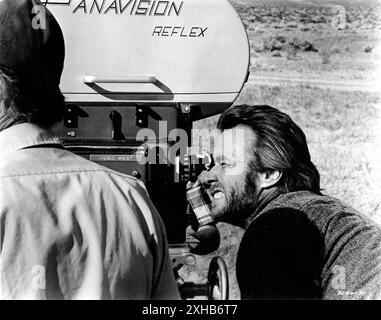 Star / réalisateur CLINT EASTWOOD regarde à travers le viseur de la caméra Panavision sur le plateau candide lors du tournage de HIGH PLAINS DRIFTER 1973 réalisateur CLINT EASTWOOD écrivain Ernest Tidyman cinématographie Bruce Surtees The Malpaso Company / Universal Pictures Banque D'Images