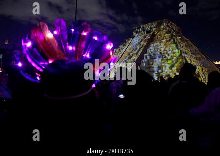 Mexico, Mexique. 12 juillet 2024. Les gens avec des panaches et des lumières regardent une réplique de la pyramide de Chichen Itza à Mexico, Mexique, le 1er octobre 2022, où un spectacle avec projections 2D et 3D sur la structure a lieu. L'événement est organisé par le Ministère de la culture, et sa première représentation est intitulée ''le peuple maya et Felipe Carrillo Puerto. Memoria Luminosa II». (Photo de Gerardo Vieyra/NurPhoto) crédit : NurPhoto SRL/Alamy Live News Banque D'Images