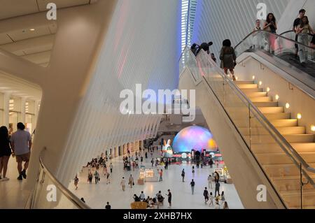 New York, États-Unis. 12 juillet 2024. On voit des gens monter un escalier à l'intérieur de l'Oculus au World Trade Center à Manhattan, New York. Crédit : SOPA images Limited/Alamy Live News Banque D'Images