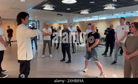 La Haye, pays-Bas. 10 juillet 2024. Zheng Zujie (1er l), un grand maître chinois de Wing Chun, organise une masterclass pour les pratiquants de Kung Fu néerlandais au Centre culturel chinois de Den Haag, la Haye, pays-Bas, le 10 juillet 2024. POUR ALLER AVEC 'Feature : passion de longue date des amateurs de Kung Fu néerlandais pour Wing Chun' crédit : Sun Jingjing/Xinhua/Alamy Live News Banque D'Images