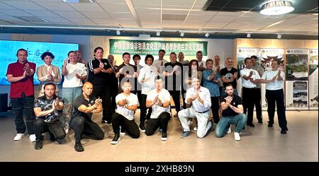 (240713) -- LA HAYE, 13 juillet 2024 (Xinhua) -- les participants à une masterclass de Wing Chun posent pour une photo de groupe au Centre culturel chinois de Den Haag, la Haye, pays-Bas, le 10 juillet 2024. POUR ALLER AVEC 'Feature : passion pour toute une vie des amateurs de Kung Fu néerlandais pour Wing Chun' (Centre culturel chinois à Den Haag/documentation via Xinhua) Banque D'Images