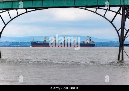 Navire de charge générale Tuna 5 en route pour la mer Banque D'Images