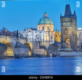 Vue en soirée de l'emblématique pont Charles sur la rivière Vltava et le paysage urbain de la vieille ville de Prague en hiver, à Prague, République tchèque, le 10 janvier 2024 Banque D'Images