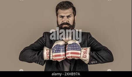 Homme d'affaires avec des gants de boxe. Boxing Man USA. Homme d'affaires dans les gants de boxe. Homme d'affaires en amérique gants de boxe Banque D'Images
