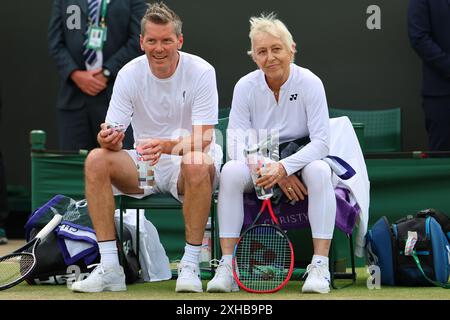 Martina Navratilova et Thomas Enqvist de Suède dans l'invitation Mixed doubles - Round Robin événement aux championnats de Wimbledon 2024. Banque D'Images