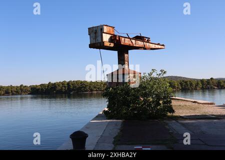 Vieux port crane rouilles au soleil. Banque D'Images