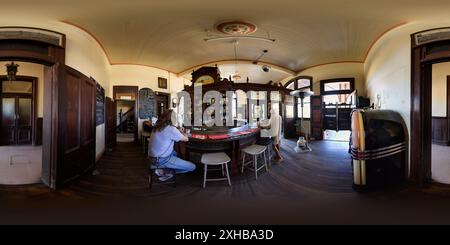 Vue panoramique à 360° de 360 vue panoramique à l'intérieur du bar principal de l'hôtel Imperial à Ravenswood, Queensland, Australie.