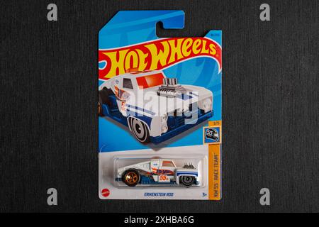 Doha, Qatar - 13 juillet 2024 : Pack de Hot Wheels modèle de voiture cardée moulé sous pression pour la série Hot Wheels. Erikenstein Rod. Banque D'Images