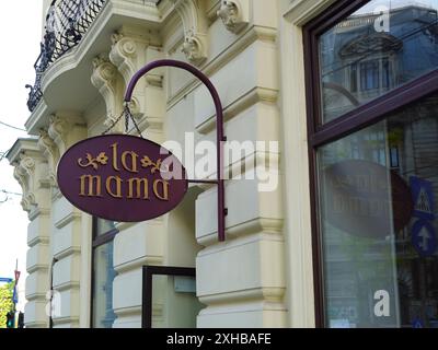 Bucarest, Roumanie - 24 mai 2024 : logo du restaurant "la mama" à l'entrée de l'emplacement "Université". “La mama” est une chaîne de restaurants roumaine offrant t Banque D'Images