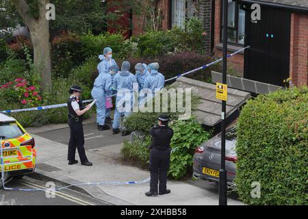 RETRANSMISSION DE L'ÂGE DE LA PERSONNE ARRÊTÉE CORRIGÉ DE 24 À 34 officiers légaux à une adresse à Shepherd's Bush, ouest de Londres, après que des restes humains ont été trouvés dans deux valises près du pont suspendu de Clifton à Bristol. Date de la photo : samedi 13 juillet 2024. Banque D'Images