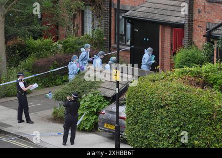 RETRANSMISSION DE L'ÂGE DE LA PERSONNE ARRÊTÉE CORRIGÉ DE 24 À 34 officiers légaux à une adresse à Shepherd's Bush, ouest de Londres, après que des restes humains ont été trouvés dans deux valises près du pont suspendu de Clifton à Bristol. Date de la photo : samedi 13 juillet 2024. Banque D'Images