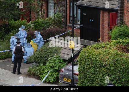 RETRANSMISSION DE L'ÂGE DE LA PERSONNE ARRÊTÉE CORRIGÉ DE 24 À 34 officiers légaux à une adresse à Shepherd's Bush, ouest de Londres, après que des restes humains ont été trouvés dans deux valises près du pont suspendu de Clifton à Bristol. Date de la photo : samedi 13 juillet 2024. Banque D'Images