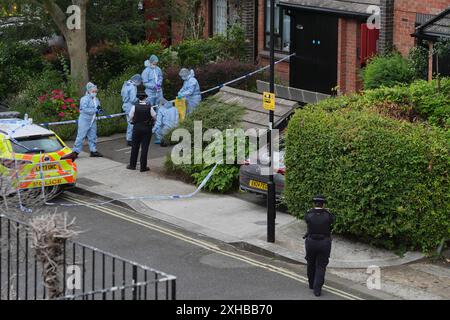 RETRANSMISSION DE L'ÂGE DE LA PERSONNE ARRÊTÉE CORRIGÉ DE 24 À 34 officiers légaux à une adresse à Shepherd's Bush, ouest de Londres, après que des restes humains ont été trouvés dans deux valises près du pont suspendu de Clifton à Bristol. Date de la photo : samedi 13 juillet 2024. Banque D'Images